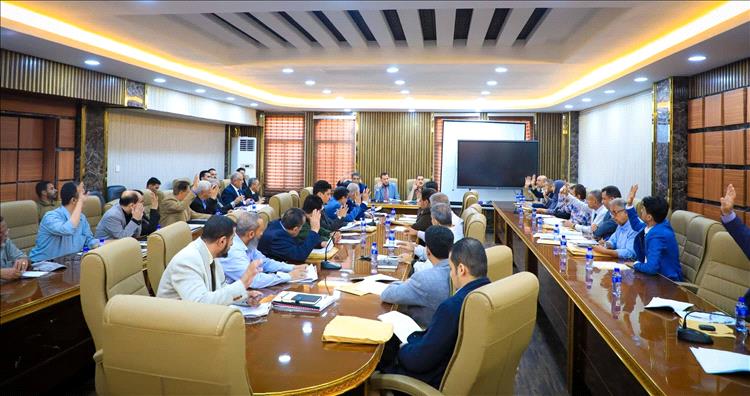 المكتب التنفيذي بالعاصمة المؤقتة عدن يستعرض تحديات قطاعي الكهرباء والصحة وسبل تطويرهما