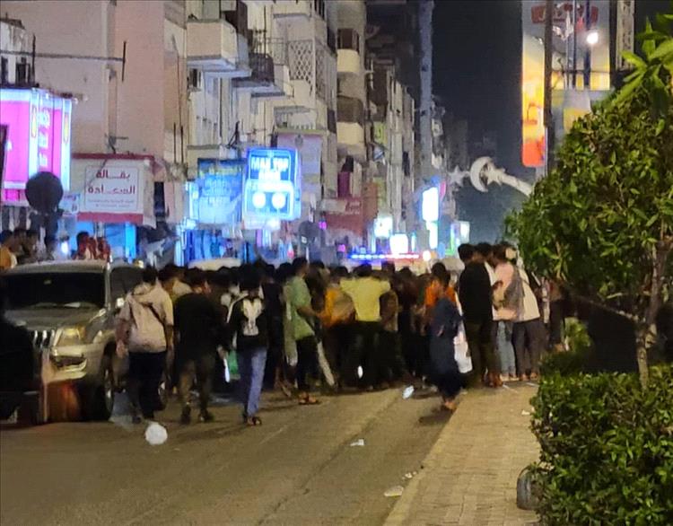 اخبار عدن – تصاعد التوتر في شارع مدرم.. إطلاق نار نتيجة خلاف بين الشرطة والسكان