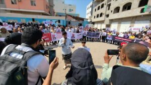 اخبار عدن – عدن: مظاهرة تعبر عن الاحتجاج على اغتيال الدكتور عبد الرحمن الشاعر وتدعا بالقبض على المتورطين.