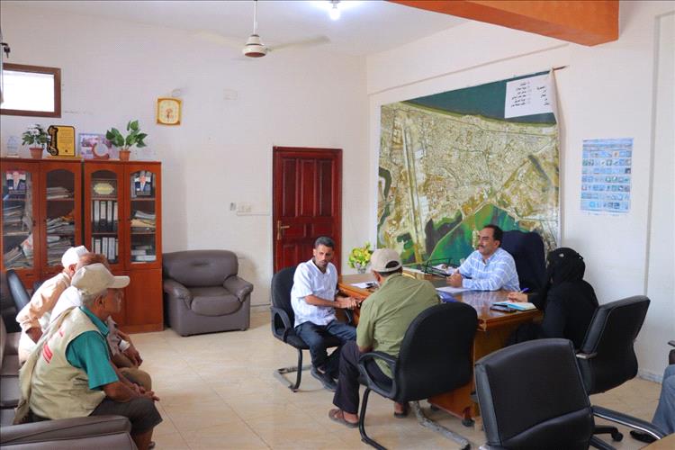 اخبار عدن – مدير عام خور مكسر يأمر بتعزيز مراقبة الأسعار ومحاسبة المخالفين