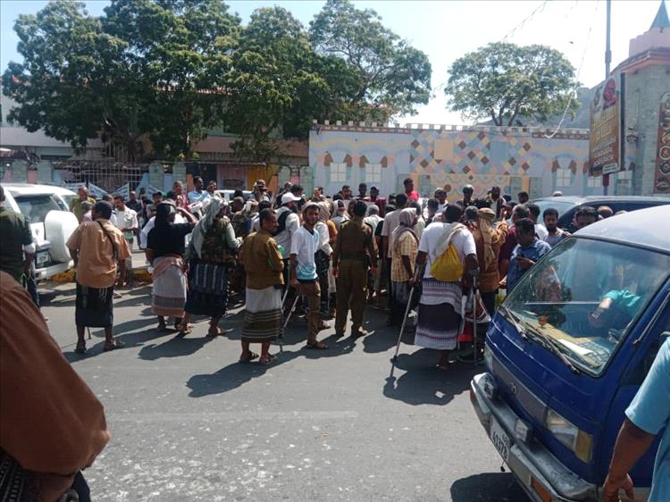 اخبار عدن – مصابو الحرب ينظمون احتجاجًا غاضبًا في عدن مدعاين بحقوقهم ورواتب متأخرة وترقيات.