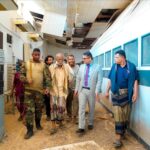 نائب وزير الإعلام يتفقد موقع الإرسال الإذاعي بالعاصمة عدن ويوجه بتشكيل لجنة لتقصي وقائع السرقة والتعديات