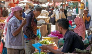 ارتفاع الأسعار وتأخر الرواتب في عدن: سكان المدينة يردون على التصريحات الرسمية