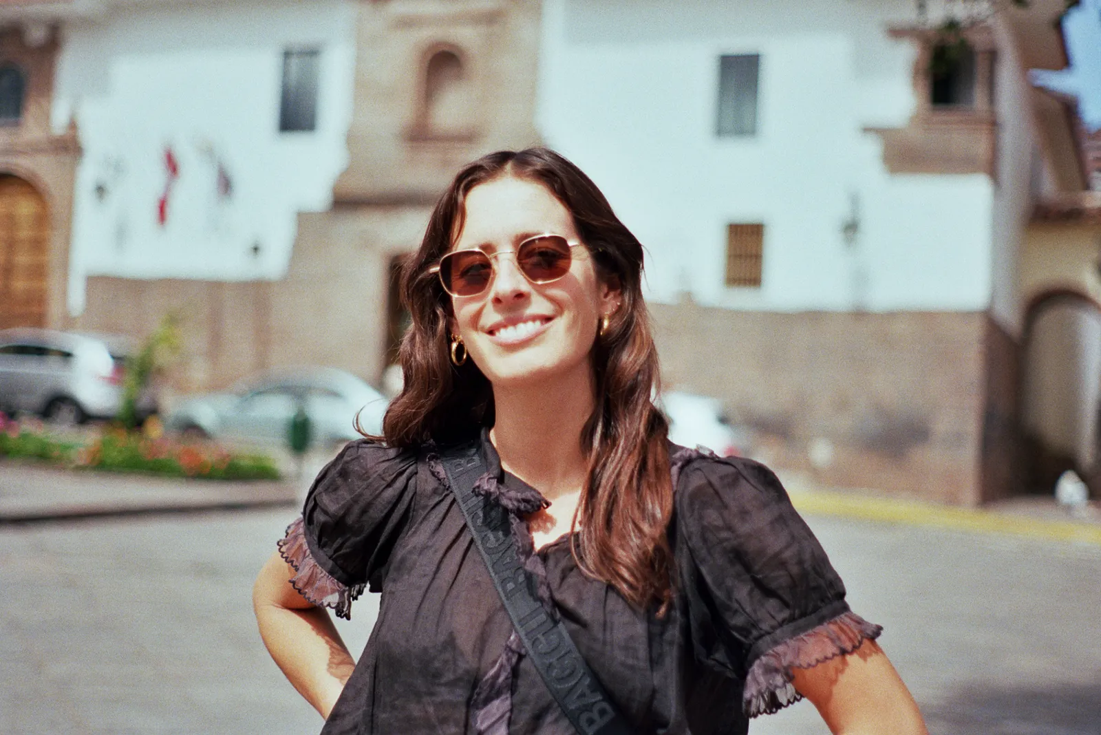 قد تحتوي الصورة على وجه رأس شخص تصوير بورتريه بلوزة ملابس إكسسوارات نظارات شمسية سعيدة وابتسامة