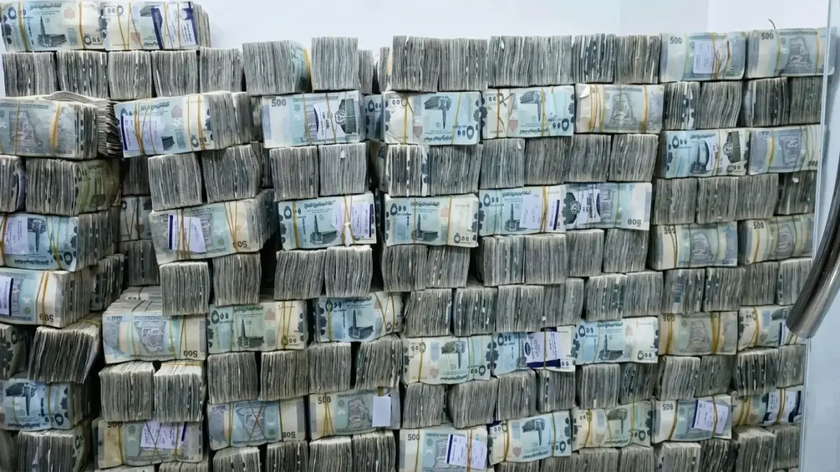 خبراء يحذرون من الحاجة الملحة: تضخم مفاجئ في عدن يهدد الاقتصاد اليمني – الفارق في سعر الدولار بين صنعاء والمناطق الحرة يصل إلى ثلاثة أضعاف!