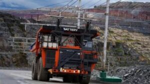 شركة هيتاشي وFQM تقدمان عملية النقل باستخدام البطارية الكهربائية في منجم كانسانشي