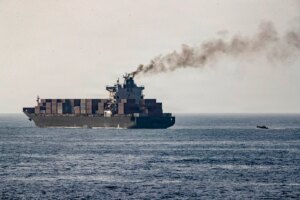 طهران تأخذ سفينتين تجاريتين إلى بندر عباس كاستجابة للإجراءات الأمريكية والنفط يرتفع
