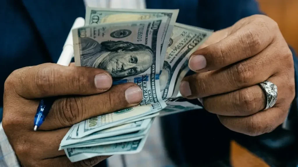 عاجل: انفجار بنسبة 300%! فروقات صادمة في الريال اليمني بين عدن وصنعاء خلال يوم واحد - هل تستطيع الحكومة السيطرة؟