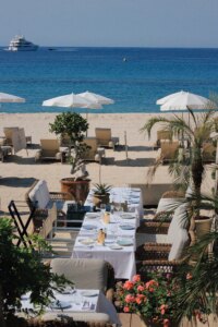 لقد أقمت في فندق الريفييرا الفرنسية الذي سيظهر في “اللوتس الأبيض الموسم 4″—إليك ما هو عليه حقاً.