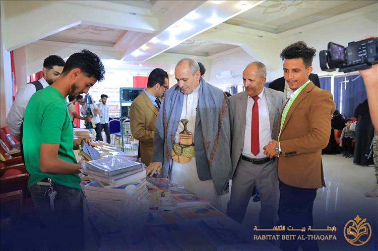 وكيل أول محافظة تعز يدشّن معرض كتاب مصغّر احتفاءً باليوم العالمي للكتاب وحقوق المؤلف