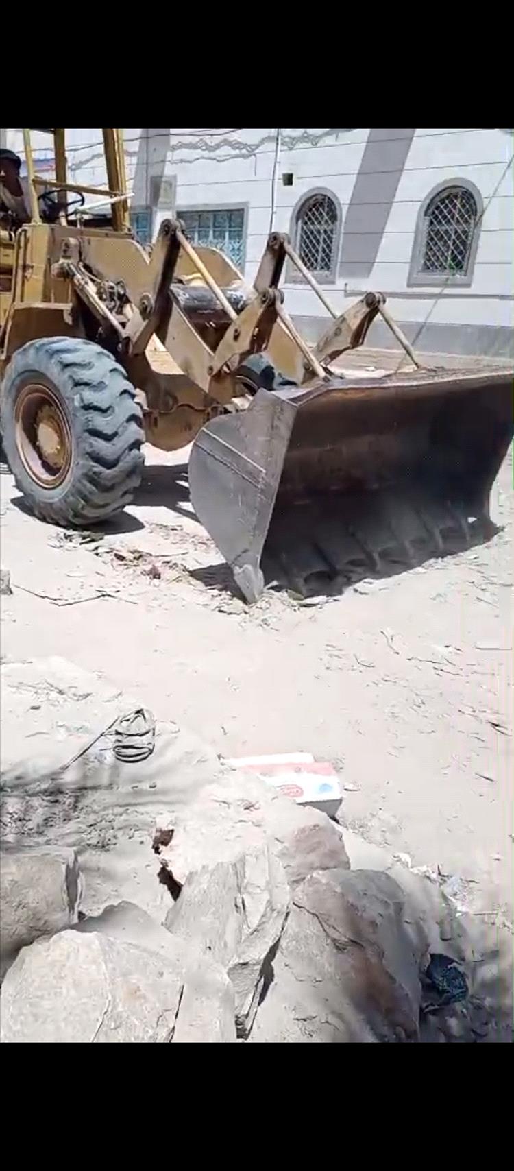 تنفيذ حملة إزالة المطبات والعوائق وبقايا البناء من الطريق الأسفلتي العام بدوعن بإشراف مباشر من السلطة المحلية