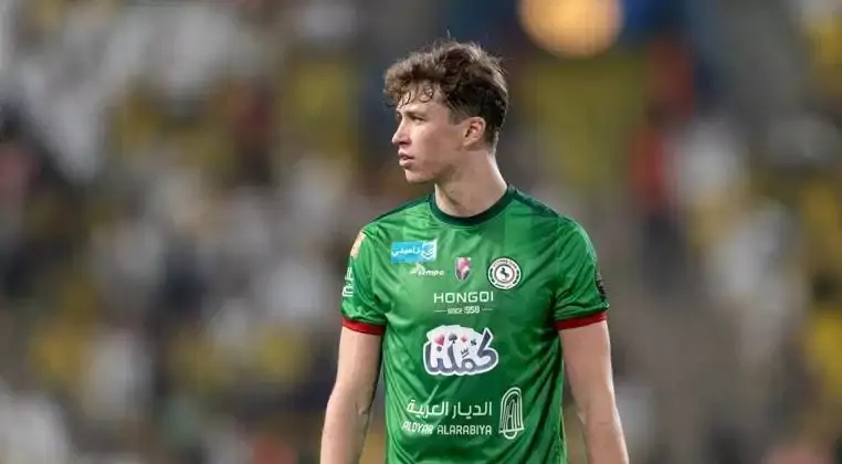 الاتفاق يقرر إعادة تسجيل الاسكتلندي جاك هيندري بدلاً من هذا المحترف