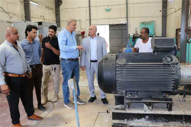 الوزير الشرجبي يطلع على سير العمل بمحطة المجزرة ويؤكد دعم مؤسسة المياه بعدن
