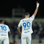 أرقام القمصان الغريبة.. لماذا يرتدي كريم بنزيما رقم 90 مع الهلال؟ - 365Scores