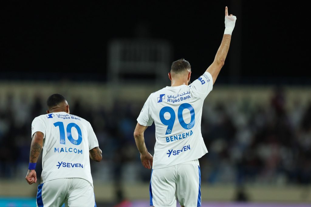 أرقام القمصان الغريبة.. لماذا يرتدي كريم بنزيما رقم 90 مع الهلال؟ - 365Scores