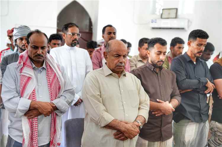 اخبار المناطق – الخنبشي، عضو مجلس القيادة، يتقدم بأداء صلاة الغائب في المكلا على روح الراحل الوطني