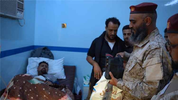 اخبار المناطق – زيارة وفد من الفرقة الأولى الاستجابة السريعة لجرحى حادث العبر وتقديم ممتلكاتهم الشخصية لهم.