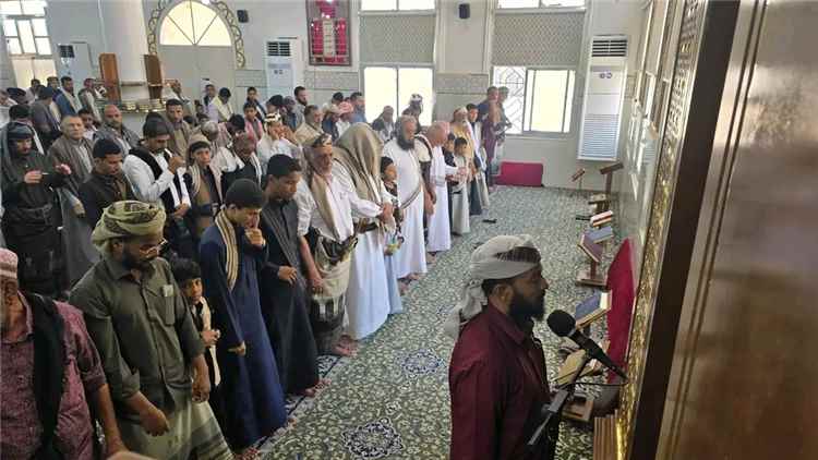 اخبار المناطق – سكان شبوة يؤدون صلاة الغائب تكريمًا لروح الفقيد الوطني المشير الركن عبدربه منصور