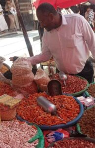 اخبار المناطق – صحة البيئة في عتق تطلق حملة تفتيش شاملة وتضبط كميات ضخمة من الزبيب الفاسد.