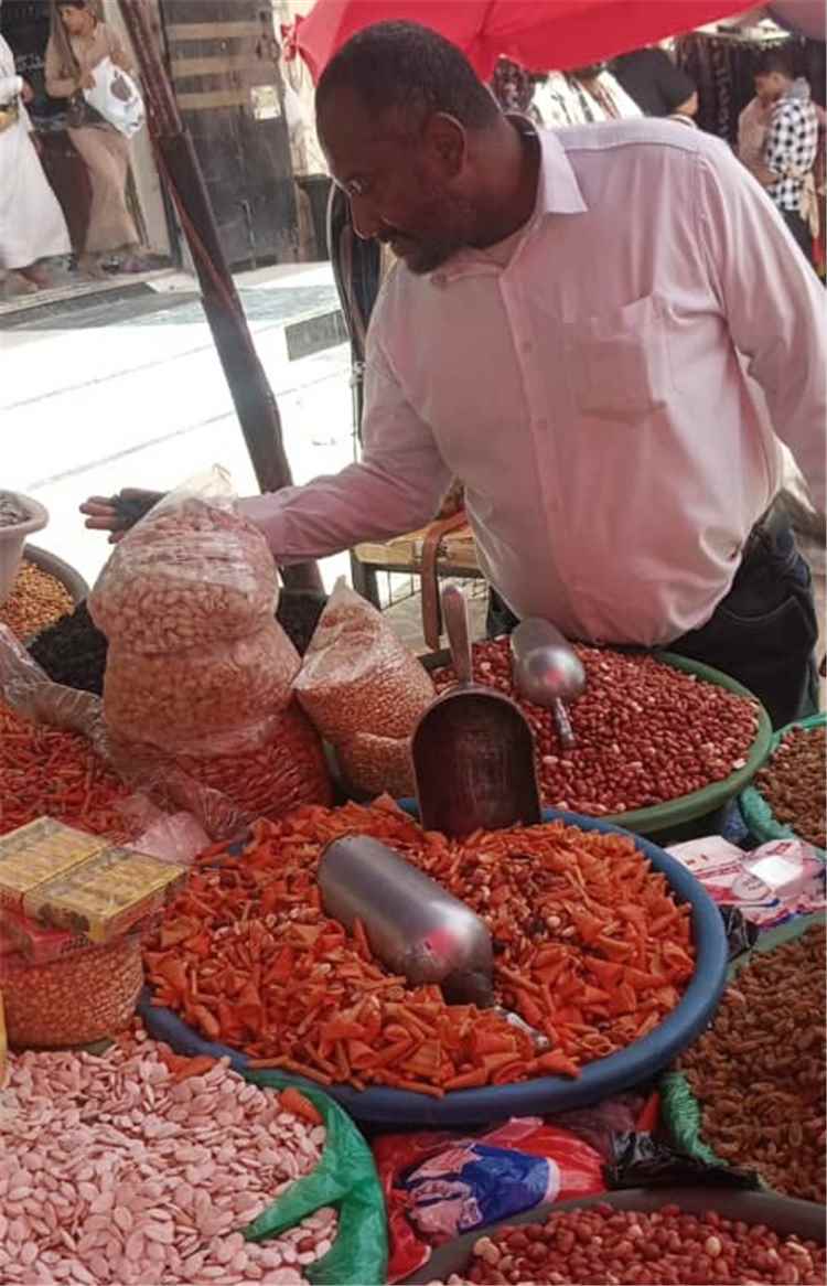 اخبار المناطق – صحة البيئة في عتق تطلق حملة تفتيش شاملة وتضبط كميات ضخمة من الزبيب الفاسد.