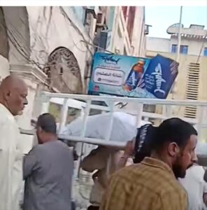 اخبار عدن – التواهي تتألم لوداع زوجين فقدا حياتهما تحت الأنقاض.. مشهد مأساوي يسيطر على مراسم تشييع الضحيتين