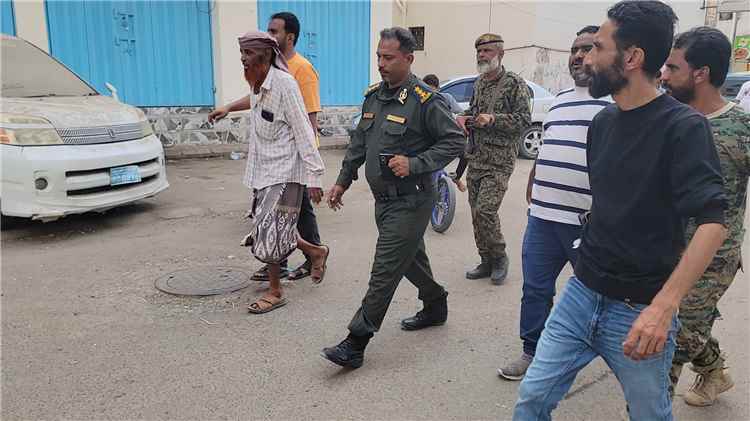 اخبار عدن – الداؤودي: استمرار جهود إزالة الانتهاكات على الطرق السنةة في منطقة إنماء بالبريقة