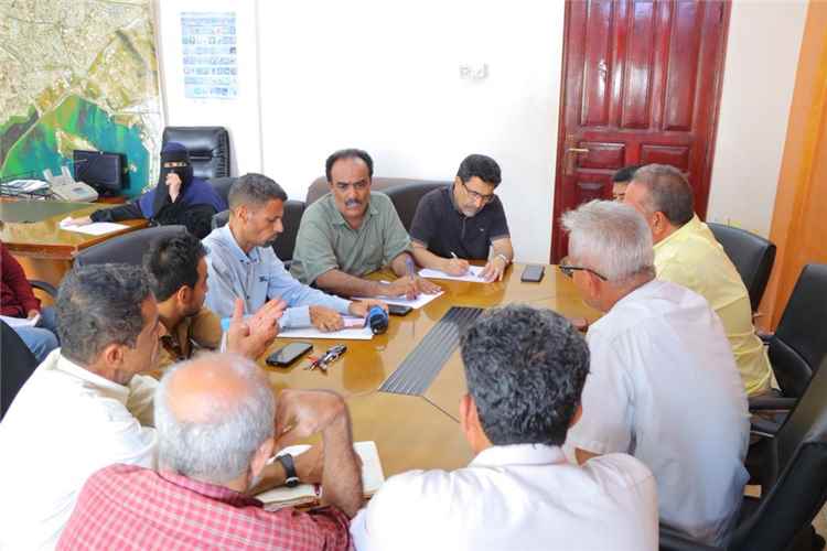 اخبار عدن – الزهري يلتقي بمؤسسة المياه والصرف الصحي لبحث مشاكل ضعف المياه ومظاهر خلل الصرف الصحي