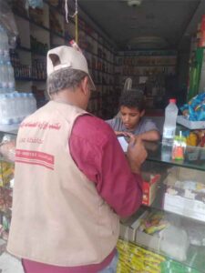 اخبار عدن – حملة تفتيش مفاجئة في مديريات العاصمة تكشف 8 انتهاكات وتضبط منتجات منتهية الصلاحية
