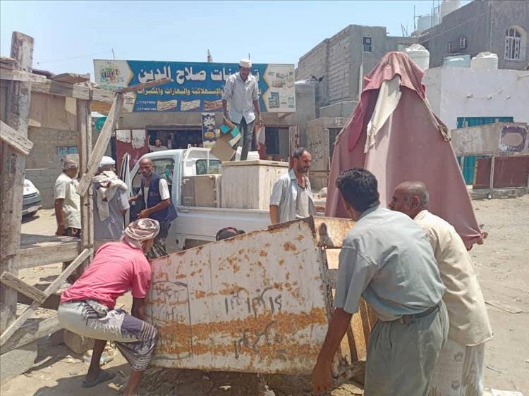 اخبار عدن – حملة لإزالة الفوضى وتنظيم حركة المرور في عدة شوارع بالبريقة
