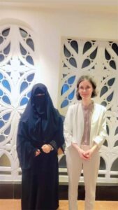 اخبار عدن – رئيسة جمعية الساحل في رأس عمران تلتقي بالسفير الفرنسي في اليمن
