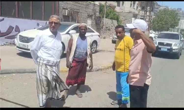 اخبار عدن – راشد يزور عمال النظافة لتقديم التهاني خلال فترة العيد