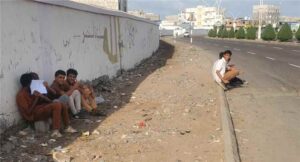 اخبار عدن – طلاب النصر في عدن: معاناة يومية على أرصفة الطرق