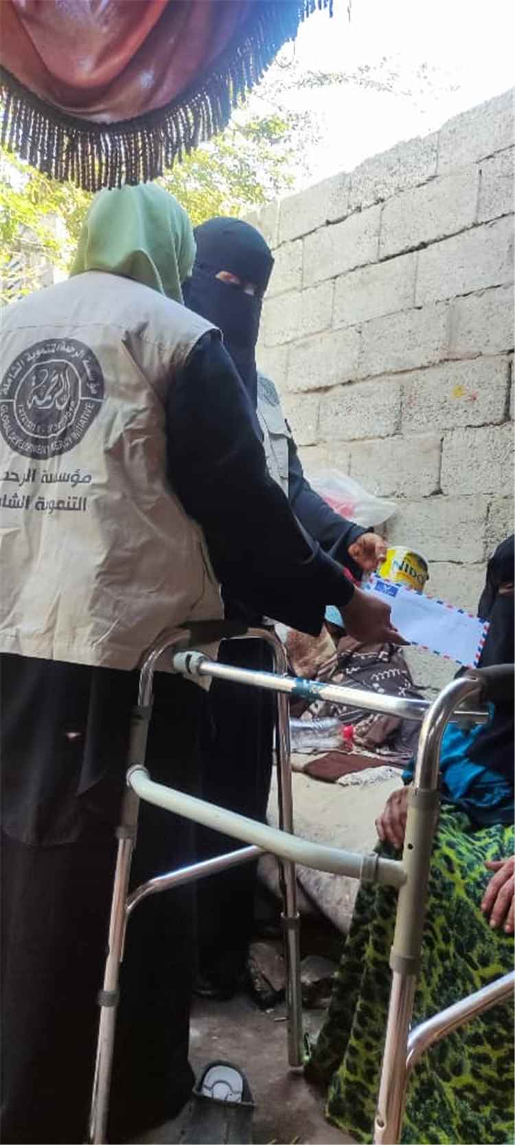 أخبار عدن - مؤسسة الرحمة التنموية تنفذ مشروعاً إغاثياً يستهدف 40 أسرة في الكود العثماني بع