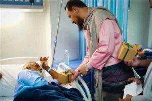 اخبار عدن – محافظ عدن يقوم بزيارة المرضى ويحتفل بعيد الأضحى مع نزلاء دار المسنين