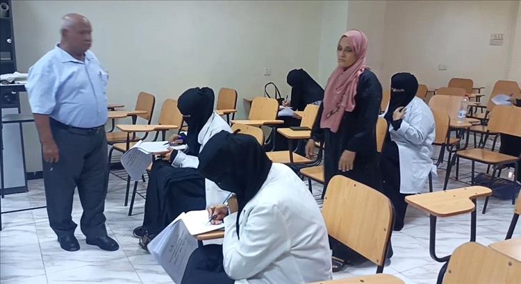 اخبار عدن – مدير مستشفى الصداقة يطلق الامتحان التحريري في العلوم الأساسية لبرنامج الماجستير في الطب.