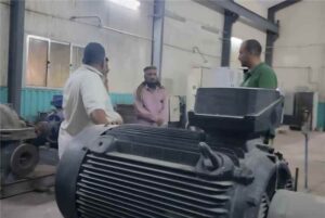 اخبار عدن – مسؤول مؤسسة المياه في عدن يقوم بزيارة لمحطات ضخ المياه والصرف الصحي في البريقة