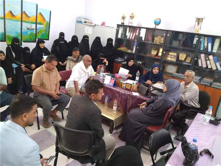 اخبار عدن – معاوية يلتقي بالهيئة المنظومة التعليميةية في مدرسة العبادي بعد حادث الاعتداء