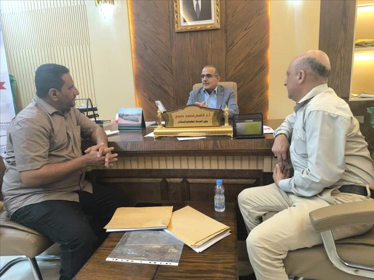 اخبار عدن – وزير الرعاية الطبية يجتمع بمدير مركز غسيل الكلى في محافظة الضالع
