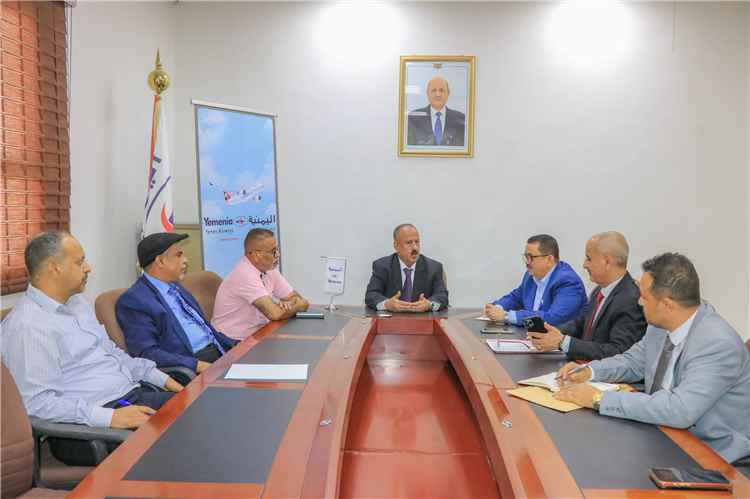 وزير النقل يناقش مع قيادة