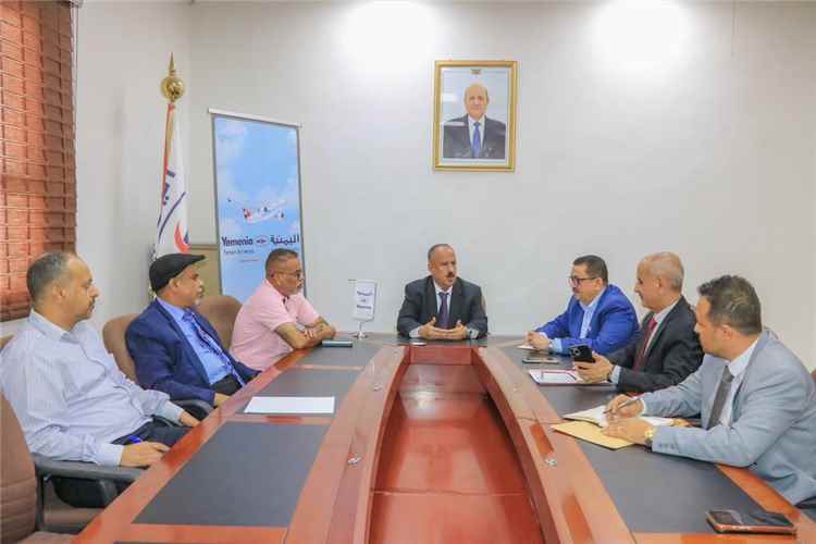 وزير النقل يناقش مع قيادة