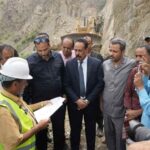 الوزير العقربي والمحافظ الحالمي يتفقدان مشروع سفلتة طريق في لحج