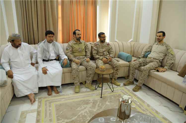اخبار وردت الآن – قائد التحالف في المهرة يلتقي بقادة وشخصيات مهمة مهنئًا بعيد الأضحى