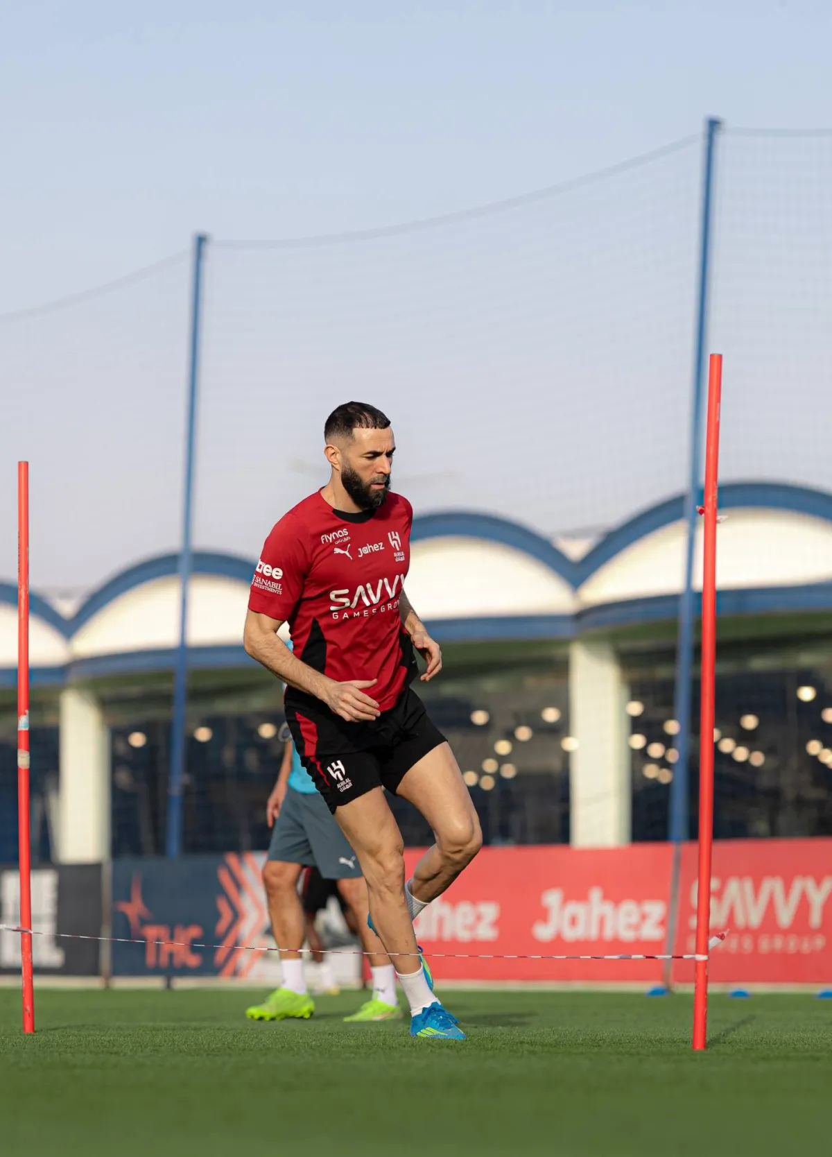 الدوري السعودي: الهلال يسعى للبقاء في المنافسة ضد النصر عبر الفوز على الحزم