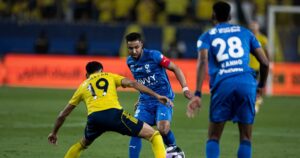 سالم الدوسري يوشك على تحقيق إنجاز تاريخي في دوري روشن السعودي