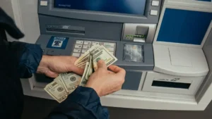 عاجل: ارتفاع غير مسبوق للدولار يهدد اليمن… فارق 1023 ريال بين عدن وصنعاء يؤدي إلى ‘أسواق عملة غير متوازنة’ ويعرض الاقتصاد للخطر!