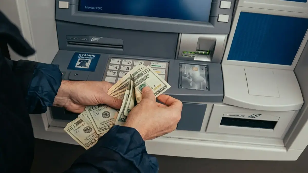 عاجل: انفجار الدولار يهدد اليمن… فارق 1023 ريال بين عدن وصنعاء يخلق 'أسواق عملة غير متوازنة' ويُعرض الاقتصاد للانهيار!