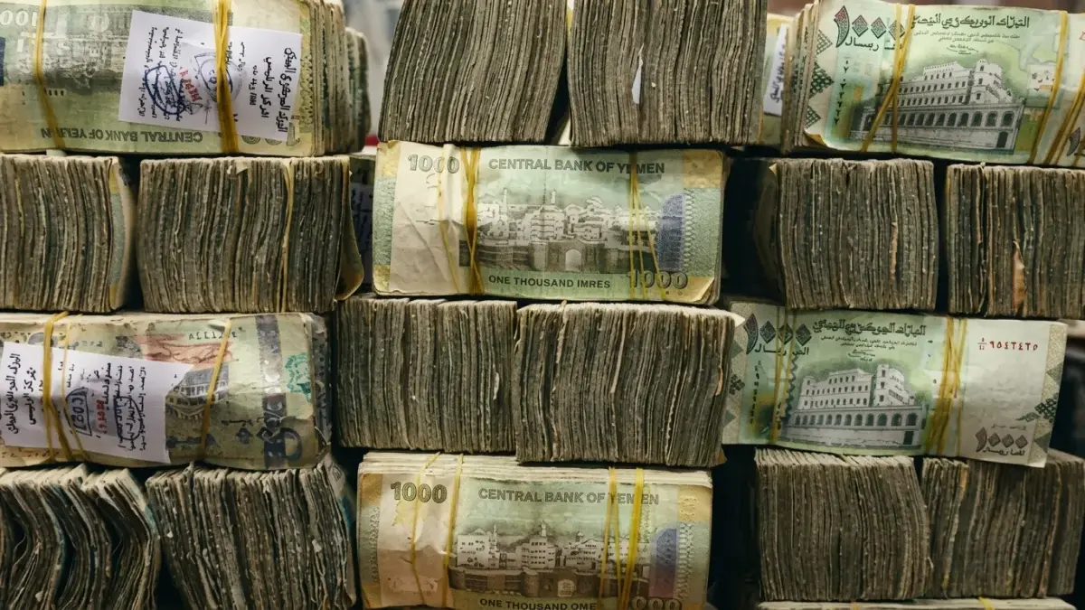 عاجل: الانفجار الذي تنتظره الجميع… أسعار الصرف اليوم في صنعاء وعدن تكشف فجوة صادمة بين المناطق!