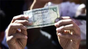 عاجل: كيف أدت الحرب إلى وجود نظامين ماليين؟ ريالات وسعران، وشبكات صرافيين تتحكم باليمن… ودولة تتحمل التكلفة عند شراء الخبز والوقود!