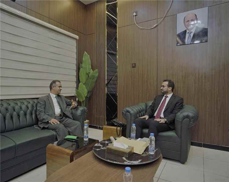 عدن نيوز – وزير الخدمة المدنية يناقش مع السفير الليبي سُبل تعزيز التعاون المشترك.