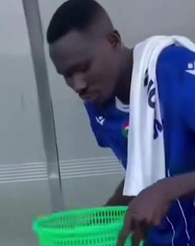 فيديو.. تصرف إنساني من لاعب الهلال تجاه عامل نظافة يخطف الأنظار - سودافاكس